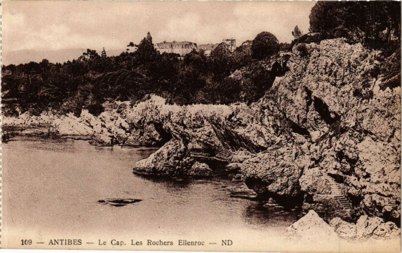 Carte postale ancienne Antibes Le Cap. Les Rochers Eilenroc à Antibes