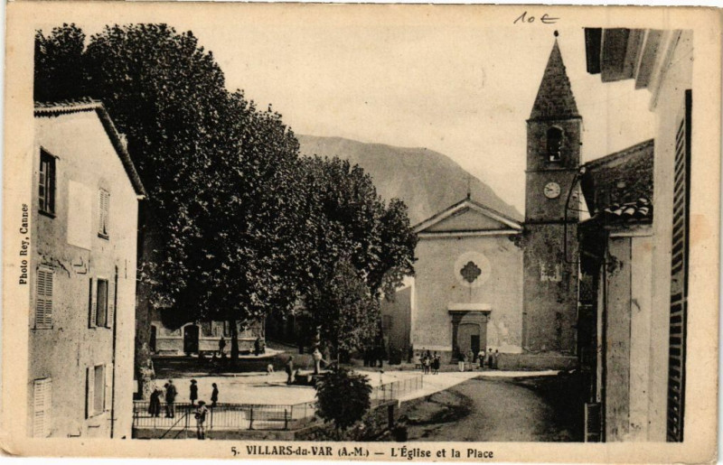 Carte postale ancienne Villars - du - var - L'eglise et la place