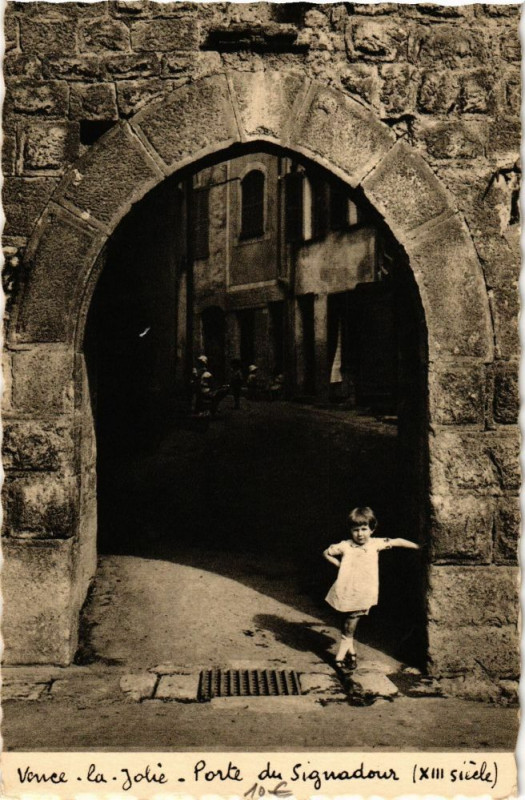 Carte postale ancienne Vence - Une vieille rue à Vence