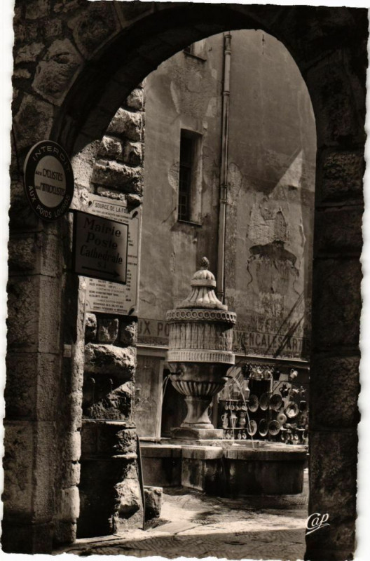 Carte postale ancienne Vence - La fontaine du peyra à Vence