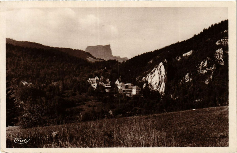 Carte postale ancienne Le Percy - Notre-Dame d'Esparon Au fond Mont-Aiguille à Percy