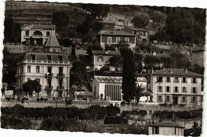 Carte postale ancienne Vence - Vue sur le Foyer Lacordaire et la Chapelle à Vence