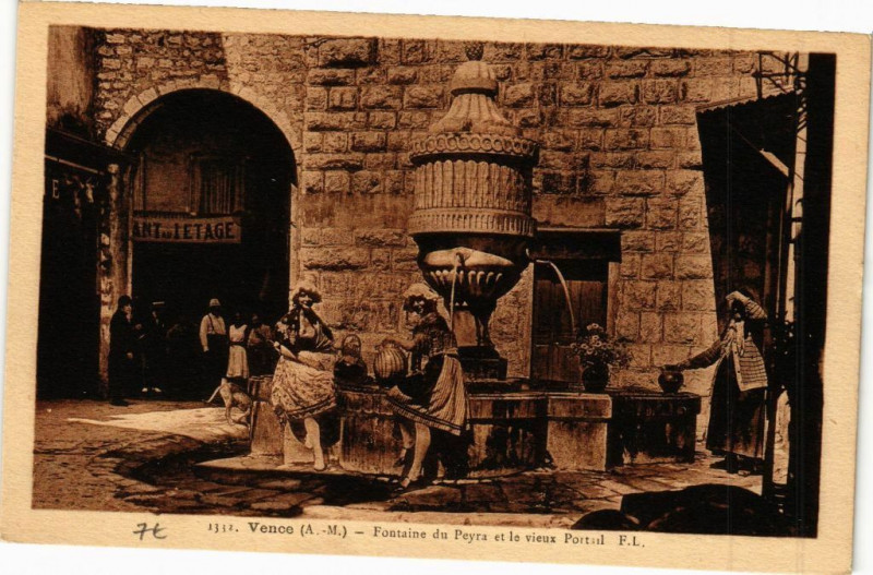 Carte postale ancienne Vence - Fontaine du Peyra et le vieux Portail à Vence