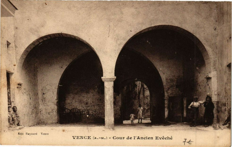 Carte postale ancienne Vence - Cour de l'Ancien Evéché à Vence