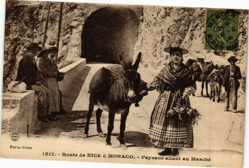 Carte postale ancienne Route de Nice a Monaco - Paysans allant au Marché à Nice
