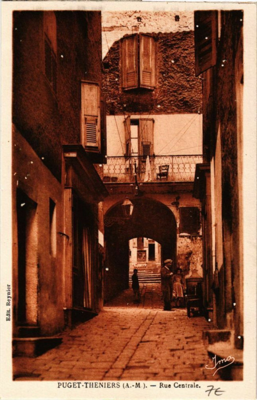 Carte postale ancienne Puget-Theniers - Rue centrale à Puget-Théniers