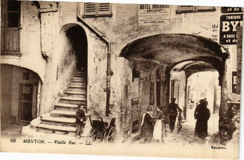 Carte postale ancienne Menton - Vieille rue à Menton