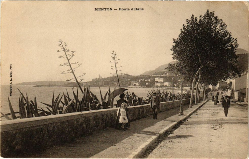 Carte postale ancienne Menton - Route D'Italie à Menton