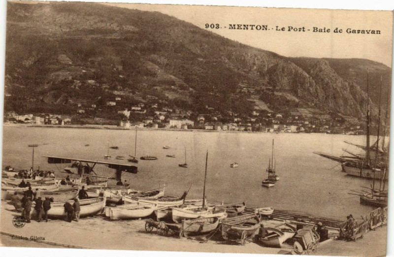 Carte postale ancienne Menton - Le port baie de Garavan à Menton
