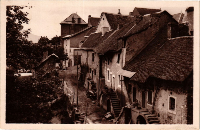 Carte postale ancienne Corps - Les Vieux Quartiers et ancienne Route ou passa Napoleon à Corps
