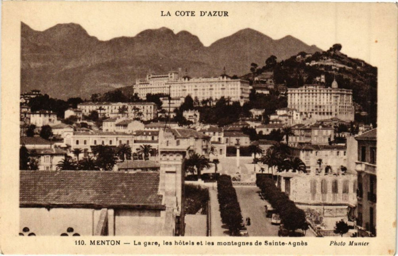 Carte postale ancienne Menton - La gare, les hotels et les montagnes de Ste-Agnes à Menton