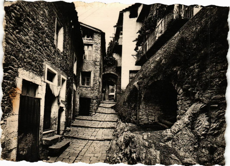 Carte postale ancienne Luceram - Vieille rue pittoresque à Lucéram