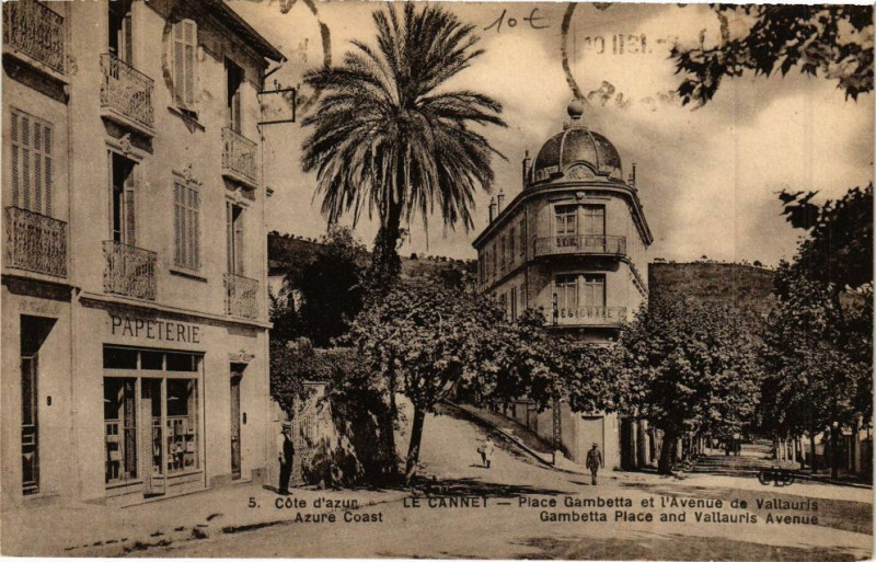 Carte postale ancienne Le Cannet - Place gambetta et l'avenue de Vallauris au Cannet