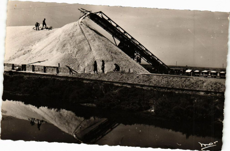Carte postale ancienne La capte les pesquiers - Recolte du sel