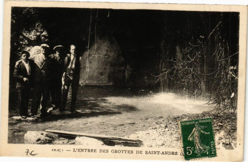 Carte postale ancienne L'entree des grottes de saint andre