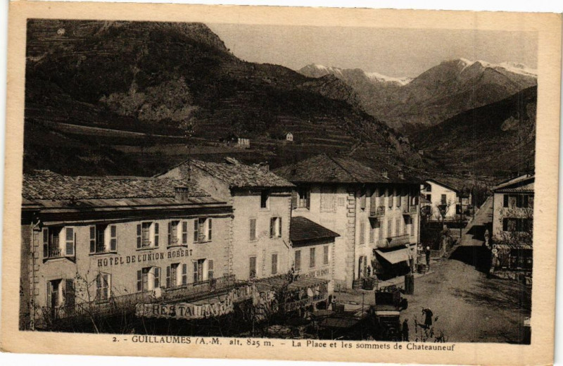 Carte postale ancienne Guillaumes - La place et les sommets de chateauneuf à Guillaumes