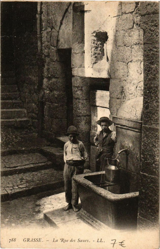 Carte postale ancienne Grasse - La rue des soeurs à Grasse