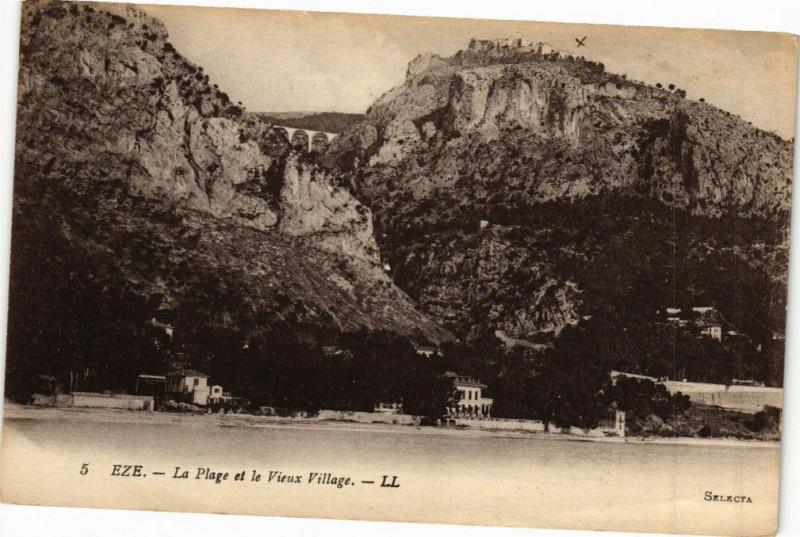 Carte postale ancienne Eze - lA Plage Et Le Vieux village à Èze