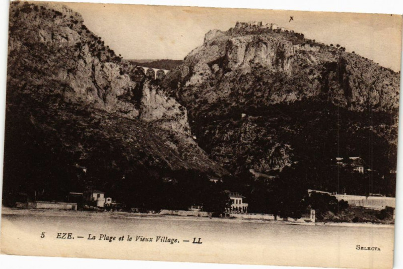 Carte postale ancienne Eze - lA Plage Et Le Vieux Village à Èze