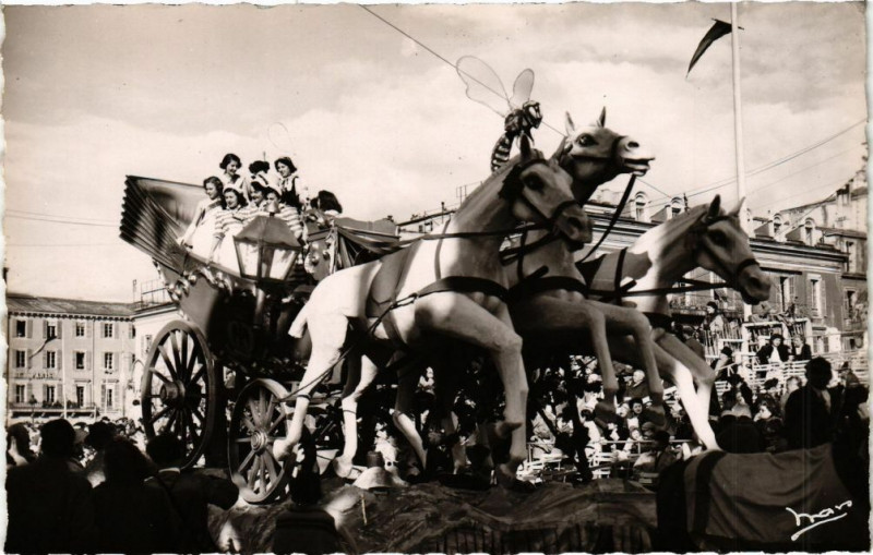 Carte postale ancienne Carnaval de Nice - Le Char du Folklore à Nice