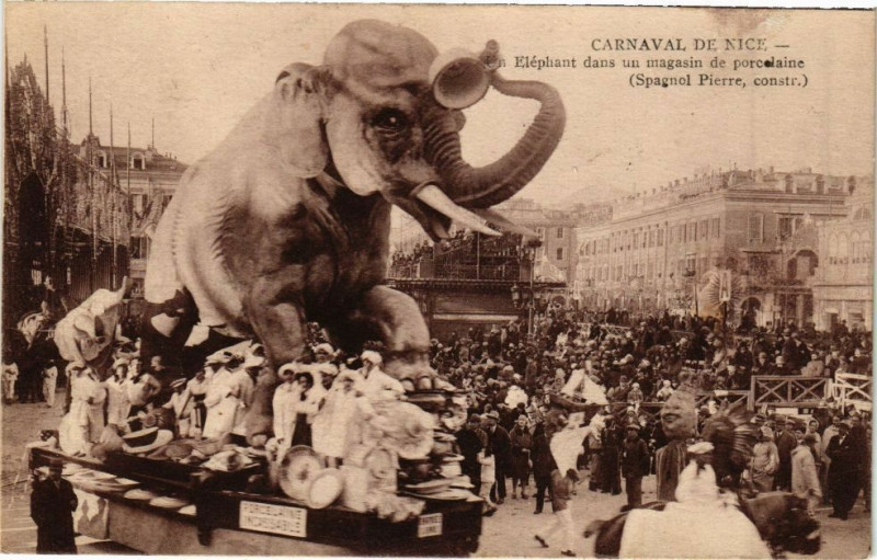 Carte postale ancienne Carnaval de Nice - Elephant dans un magasin de porcelaine à Nice