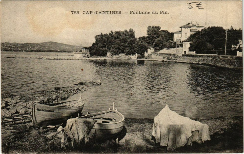 Carte postale ancienne Cap d'Antibes - Fontaine du pin à Antibes