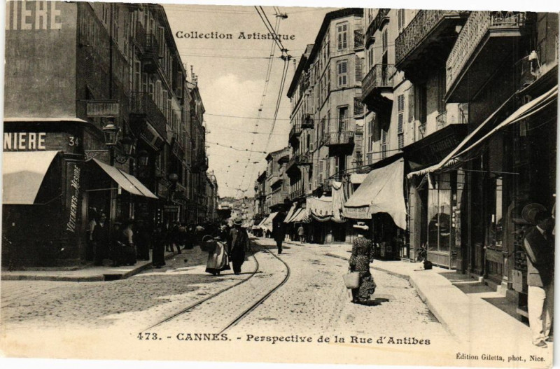 Carte postale ancienne Cannes - Prespective de la rue d'antibes à Cannes