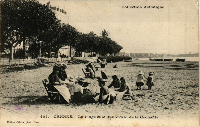 Carte postale ancienne Cannes - La plage et le boulevard à Cannes