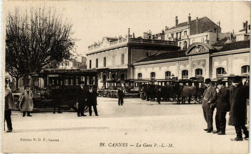 Carte postale ancienne Cannes - La Gare à Cannes