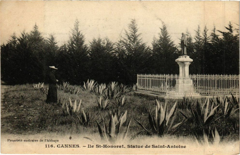 Carte postale ancienne Cannes - Ile ste - Honorat statue de saint antoine à Cannes