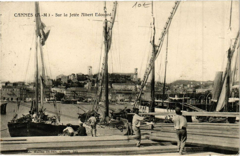 Carte postale ancienne Cannes - Sur la Jetée Albert Edouard à Cannes