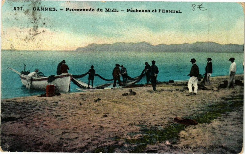 Carte postale ancienne Cannes - Promenade du Midi - Pécheurs et L'Esterel à Cannes
