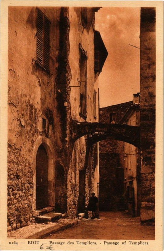 Carte postale ancienne Biot - Passage des templiers à Biot