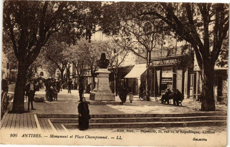 Carte postale ancienne Antibes - Monument et place campionnet à Antibes