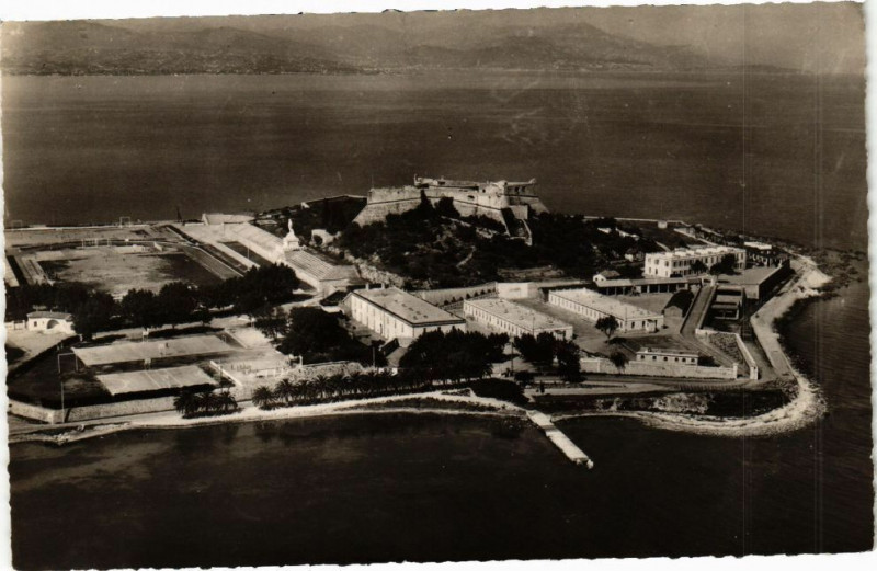 Carte postale ancienne Antibes - Le port core et le stade à Antibes