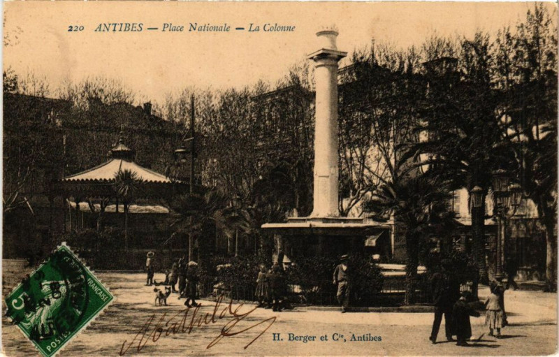 Carte postale ancienne Antibes - Place Nationale - La Colonne à Antibes
