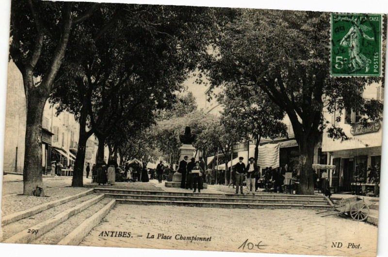 Carte postale ancienne Antibes - La Place Championnet à Antibes