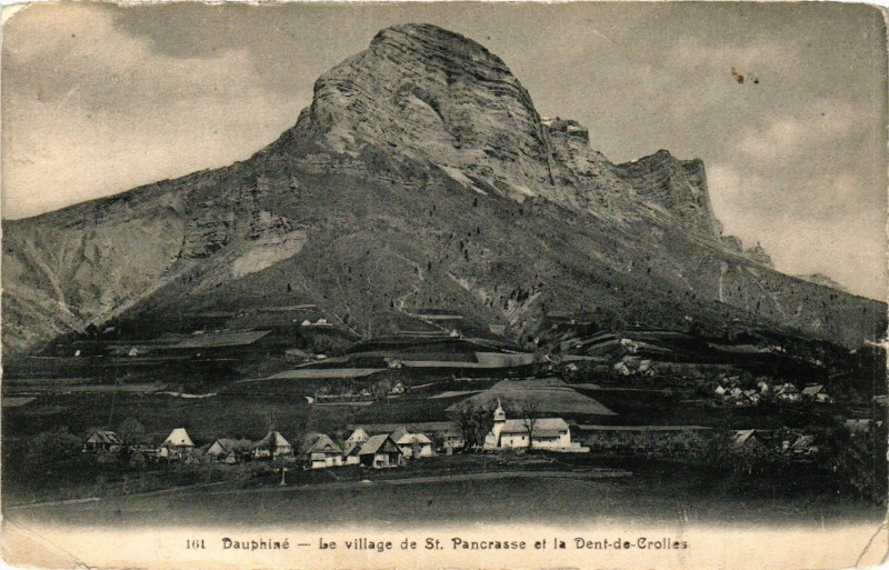 Carte postale ancienne Dauphiné - Le village de St-Pancrasse et la Dent-de-Crolles à Crolles