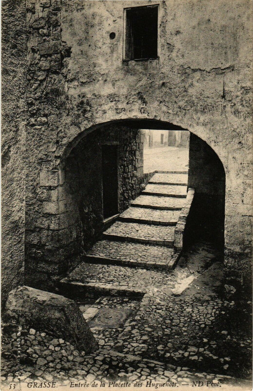 Carte postale ancienne Grasse - Entree de la placette des huguenots à Grasse