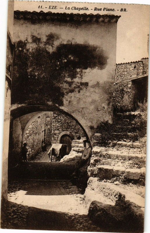 Carte postale ancienne Eze - La chapelle - Rue plane à Èze