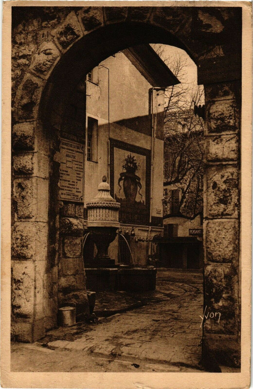 Carte postale ancienne Cote d'Azur Vence (alpes maritimes ) vieille fontaine à Vence