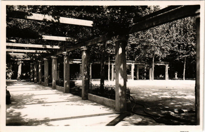 Carte postale ancienne Vence - La - jolie - Un coin de la place à Vence