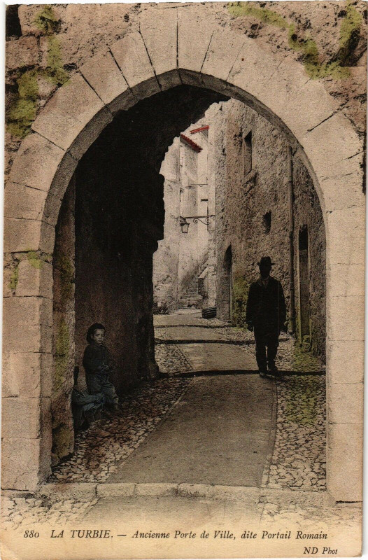 Carte postale ancienne La Turbie - Ancienne porte de ville dite portail romain à La Turbie