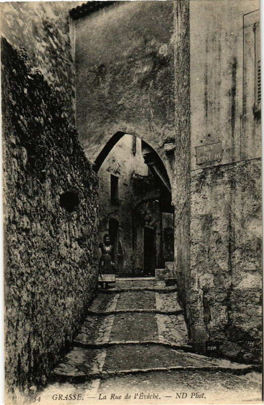 Carte postale ancienne Grasse - La rue de l'eveche à Grasse