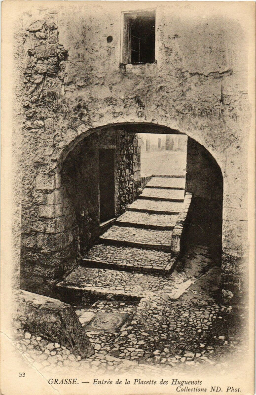 Carte postale ancienne Grasse - Entree de la placette des huguenots à Grasse