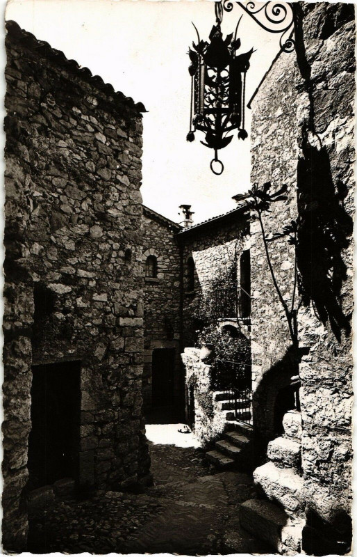 Carte postale ancienne Eze. - Village le palais du prince de suede