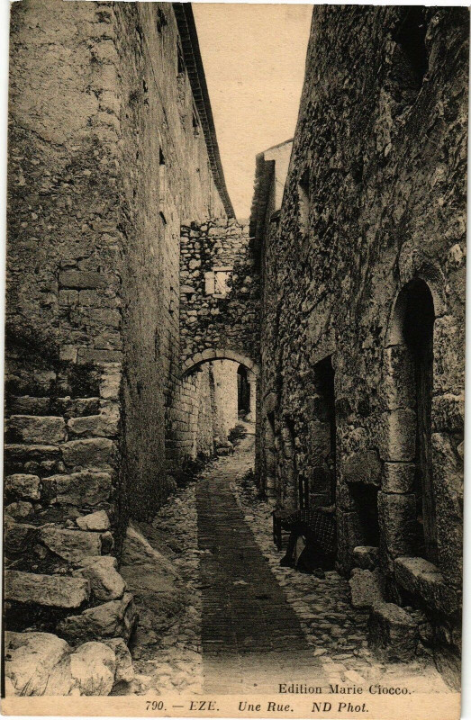Carte postale ancienne Eze. - Une rue