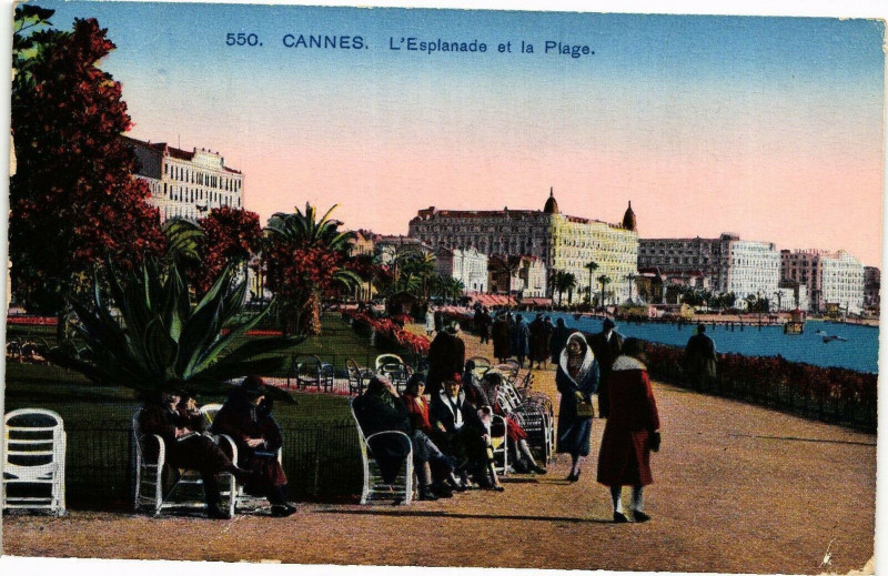 Carte postale ancienne Cannes - L'Esplanade et la Plage à Cannes