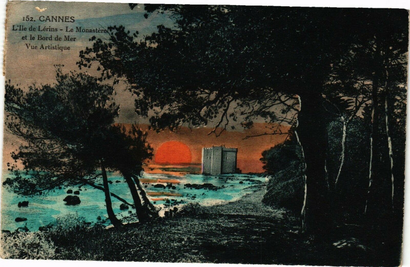 Carte postale ancienne Cannes - L'Ile de Lérins - Le Monastére et le Bord de Mer - Vue .. à Cannes