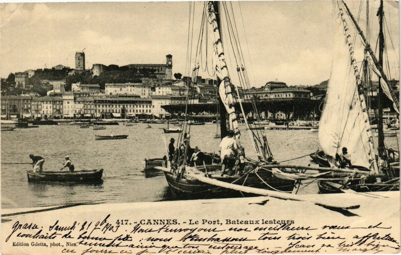 Carte postale ancienne Cannes - Le Port Bateaux lesteurs à Cannes